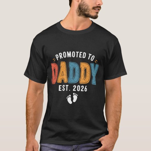 Mens Promoted To Daddy 2026 Dad Est 2026 Daddy To  Tシャツ (正面)