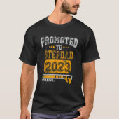 Mens Promoted To Stepdad 2023 Soon To Be New Dad 2 Tシャツ (正面)