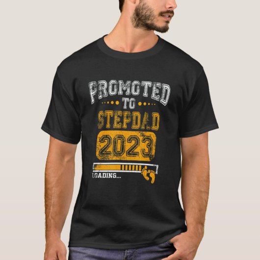 Mens Promoted To Stepdad 2023 Soon To Be New Dad 2 Tシャツ (正面)