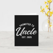 Mens Promoted To Uncle Est 2025 Funny Baby Announc カード (黄色い花)