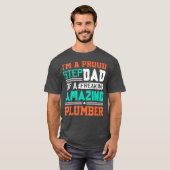 Mens Proud Stepdad Of A Freakin Awesome Plumber Tシャツ (正面フル)