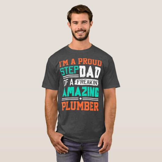 Mens Proud Stepdad Of A Freakin Awesome Plumber Tシャツ (正面フル)