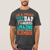 Mens Proud Stepdad Of A Freakin Awesome Plumber Tシャツ (正面)