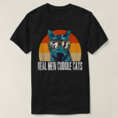Mens Real Men Cuddle Cats Tee Mens Cat Daddy Dad V Tシャツ (デザイン正面)