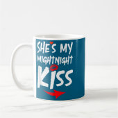 Mens She's My Midnight Kiss Happy New Year Matchin コーヒーマグカップ (左)