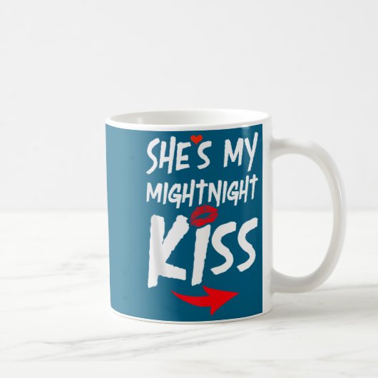 Mens She's My Midnight Kiss Happy New Year Matchin コーヒーマグカップ (右)