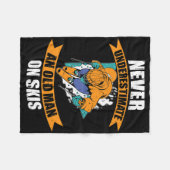 Mens Ski Funny Skiing Never Underestimate An Old M フリースブランケット (正面(横))