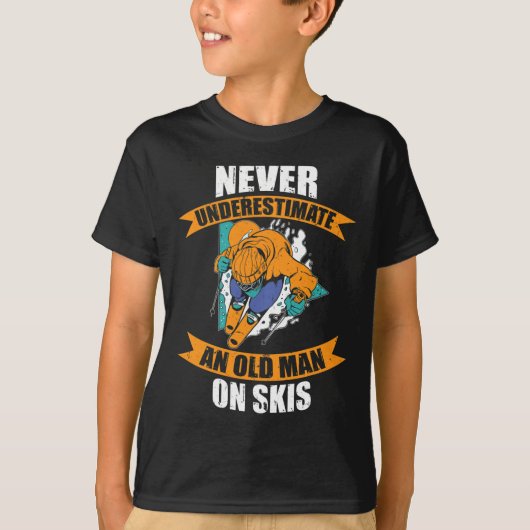 Mens Ski Funny Skiing Never Underestimate An Old M Tシャツ (正面)