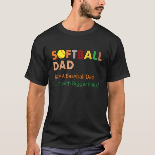 Mens Softball Dad Just Like A Baseball Dad But Wit Tシャツ (正面)