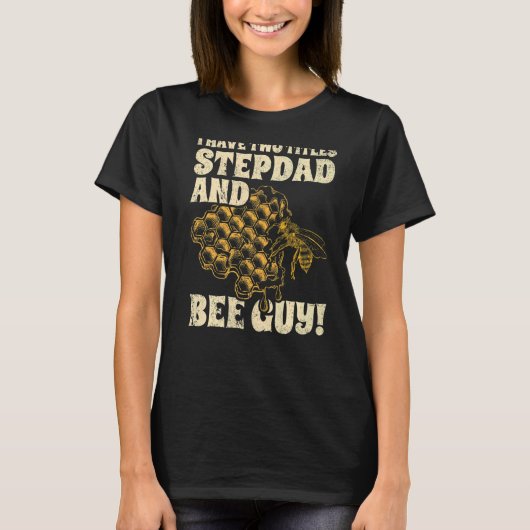 Mens StepdadとBee Guy Beekeeeの2つのタイトルを持っている Tシャツ (正面)