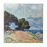 Menton Seen from Cap Martin by Claude Monet タイル<br><div class="desc">Menton Chap Martin(1884)からClaude Monetによって見られるMentonは、ヴィンテージの印象派の素晴らしアートサ絵画ーケープだ。木々、海、海岸海岸線が前面に並び、町や山々が背景になっている。空にはふわふわの雲が広がる晴れた日。Cap Martinの海岸から南フランスのMentonの都市の眺め。アーティストについて：クロード・モネ(1840-1926)は印象派の運動の創始者であフランスのり絵画、その絵画の大部分は「空中に浮かぶ」（野外に浮かぶ）スタイル印象派の風景である。</div>