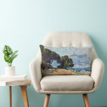 Menton Seen from Cap Martin by Claude Monet ランバークッション<br><div class="desc">Menton Chap Martin(1884)からClaude Monetによって見られるMentonは、ヴィンテージの印象派の素晴らしアートサ絵画ーケープだ。木々、海、海岸海岸線が前面に並び、町や山々が背景になっている。空にはふわふわの雲が広がる晴れた日。Cap Martinの海岸から南フランスのMentonの都市の眺め。アーティストについて：クロード・モネ(1840-1926)は印象派の運動の創始者であフランスのり絵画、その絵画の大部分は「空中に浮かぶ」（野外に浮かぶ）スタイル印象派の風景である。</div>