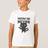 Meow or Never – Funny Black Cat Tシャツ (正面)