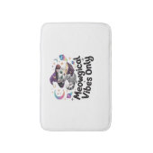 Meowgical Vibesのみ、浮動かわいいウィッチキャットオヴ バスマット (正面縦)