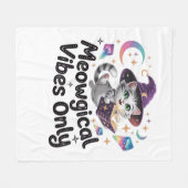 Meowgical Vibesのみ、浮動かわいいウィッチキャットオヴ フリースブランケット (正面(横))