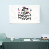 Meowgical Vibesのみ、浮動かわいいウィッチキャットオヴ 横断幕 (トレードショー)
