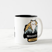 Meowtain Explorer – かわいい猫の冒険デザイン ツートーンマグカップ (正面右)