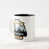 Meowtain Explorer – かわいい猫の冒険デザイン ツートーンマグカップ (正面左)