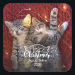 Meowy Christmasおもしろい猫写真ペット好き スクエアシール<br><div class="desc">どんな猫好きにも最適なステッカーで、可愛らしい猫の耳と雪が飾られたおもしろい「ミュー飾クリスマス」のキャプションが付いた可愛い。猫のカスタマイズ写真と猫の名前と今年の名前を簡単に付けお気に入りのて、このラベル。</div>