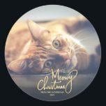 Meowy Christmasおもしろい金ゴールドフェイクハンドタイプ写真 ラウンドシール<br><div class="desc">写真の背景に金ゴールドフォイルで文字を貼ったエレガントな手書きフェイクの「Meowy Christmas」シール。サンプル写真、家族の名前、年を置き換えてパーソナライズ。</div>