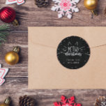 Meowy Christmas - Cat Ears & Whiskers ラウンドシール<br><div class="desc">黒い黒板の背景にミオイ書クリスマスの付いたラウンドの休日のギフトのステッ飾ク、猫の耳とヒゲの付いた。名前を追加！</div>