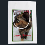 Meowy Christmas Cat Photo and Fractal Snowflake ミディアムペーパーバッグ<br><div class="desc">バッグにプレゼントを置きなさい。メッセージ「メオウィクリスマス」にクリスマスの飾り付けをした猫の写真を添えて。写真は自分の希望に変更でもしきる。裏側にはフラクタル雪の結晶がある。白い背縁ど景と赤いコントラストを持つ両側の書緑。</div>