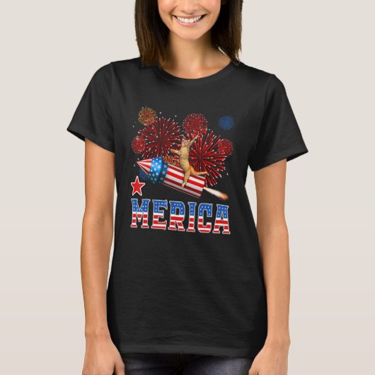 Merica 4th of July Cat Riding Firework Rocket Patr Tシャツ (正面)