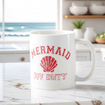 Mermaid Off Duty Distressed Vintage コーヒーマグカップ<br><div class="desc">Kick back and relax on your day off,  mermaid! Our summery,  vintage style mug features "Mermaid Off Duty" in red distressed lettering with a seashell illustration.</div>