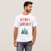 Merry and Bright Festliches Weihnachtsdesign Tシャツ (正面フル)