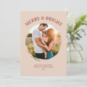 Merry and Bright Modern Red Typography Cute Photo シーズンカード (スタンド正面)