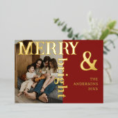 Merry & Bright Family Photo Elegant Deep Burgundy 箔シーズンカード (立ち正面)