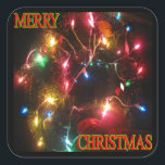 "Merry Christmas"リース（ライトスクエアステッカー付き） スクエアシール<br><div class="desc">四角いステッカーに色の球根で飾られたリース数々のと、「メリークリスマス」と書かれた文字のオーバーレイが描かれている。 角を斜めにすると、カタツムリする減ら傾向でシール寿命（接着）が向上する。6インチ3インチまたは20インチ1インチおよび1/2インチのシールのシートで利用可能。</div>