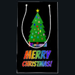 "MERRY CHRISTMAS!"レインボー文字 ツリー，ギフトS スモールペーパーバッグ<br><div class="desc">このおもしろいクリスマス抱き枕デザインは、カラフルのレインボースペクトル勾配パターンを持つ文字を持つ「MERRY CHRISTMAS!」というメッセージを特徴とする。また、鮮やかクリスマスの木と芸術的プレゼントの表飾現を備え包まれたている。</div>