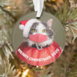Merry Christmas 2020 Cat in Santa Hat顔マスク オーナメント<br><div class="desc">サンタの服を着た可愛らしい白とグレーの子猫で、コロナウイルスの顔マスクが付いている。</div>