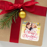 Merry Christmas in Red Script Holiday写真 スクエアシール<br><div class="desc">メリークリスマスの休日の写真のステッカーは、赤いモダンデザインのオーバーレイとベリーの枝とパーソナライズできるカスタムの写真のステッカーを備えている。</div>
