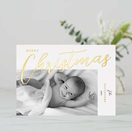 Merry Christmas Modern Gold Script Photo 箔シーズンカード (立ち正面)