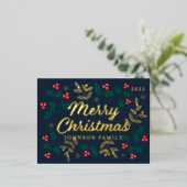 Merry Christmas Modern Red Holly Berries Foliage 箔シーズンポストカード (立ち正面)