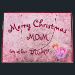 Merry Christmas Mom, from Bumpデザイン ラージペーパーバッグ<br><div class="desc">ピンクの霜メリークリスマスママ、バンプデザイン抱き枕。</div>
