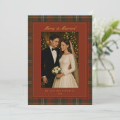 Merry & Married Newlywed Plaid Christmas Photo シーズンカード (スタンド正面)