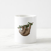 Merry Sloth on Christmas Tree Branch with Ornament コーヒーマグカップ (中央)