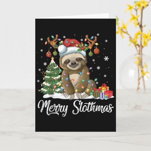 Merry Slothmas Funny Sloth Christmas Tree Lights X カード (黄色い花)