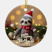 Merry Slothmas Santa Sloth Personalized セラミックオーナメント (正面)