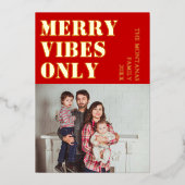 Merry Vibes Only Family Photo Rich Red 箔シーズンカード (正面)