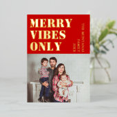 Merry Vibes Only Family Photo Rich Red 箔シーズンカード (立ち正面)