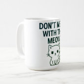 Mess With the Meow – Sweet but Psycho Cat コーヒーマグカップ (正面左)