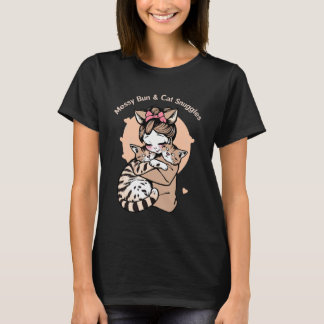 Messy Bun & Cat Snuggles – かわいい猫ママTシャツ Tシャツ