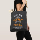 Messy Bun Scrubs Nurse Life Quote トートバッグ (クローズアップ)