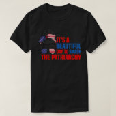 Messy Bun Smash The Patriarchy Pro 1973 Roe Femini Tシャツ (デザイン正面)