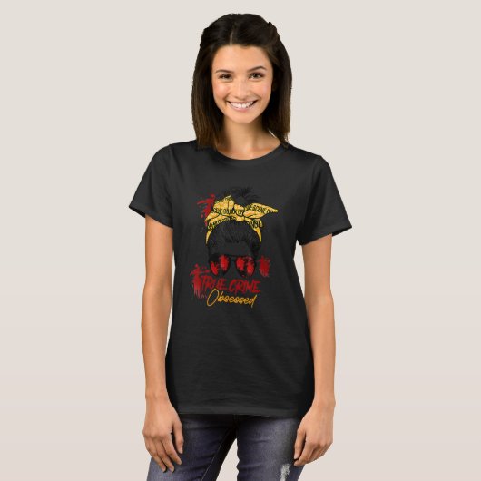 Messy Hair Bun True Crime Obsessed Junkie Serial Tシャツ (正面フル)
