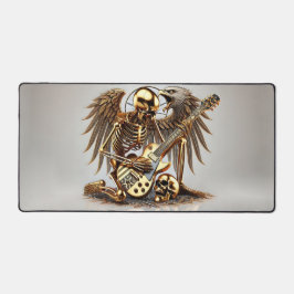 Metal Rockgitarrist mit Adler und Flügel デスクマット